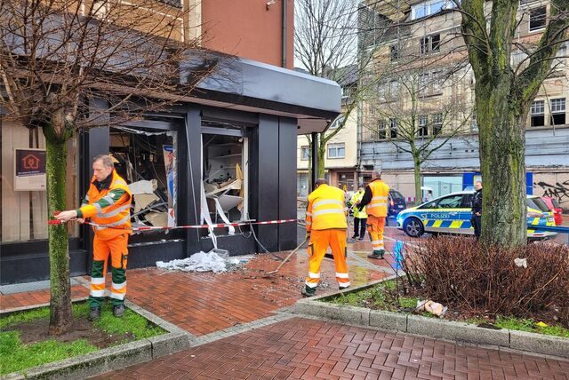 Das war die letzte Geldautomaten-Sprengung im Kreis Recklinghausen: Bauhofmitarbeiter räumen im März Trümmerteile und Fenstersplitter an der Volksbank-Geschäftsstelle in Oer-Erkenschwick beiseite.