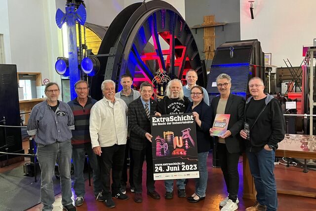 Stellten im Erzschacht AV 4/5 das Extraschicht-Programm für Marl und Recklinghausen vor (v. l.): Frank Czwojdrak, Hans Zillekens, Karl-Heinz Rother (alle Erzschachtfreunde im Heimatverein Marl), Janosz Turon (Marketing Stadt Marl), Bürgermeister Werner Arndt, Michael Heyder (Erzschachtfreunde), Hanswalter Dobbelmann (Geschäftsführer Zeitreise Strom RE), Tanja Soschinski (Vorsitzende der IGBCE-Ortsgruppe Drewer 2), Michael Kloßek (Ruhrpott-Musical) und Klaus Gülzau (Trainingsbergwerk RE).