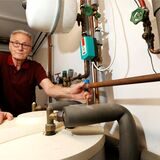 Hans-Uwe Wilhelm aus Methler hat eine Wärmepumpe gekauft und mit 22.000 Euro angezahlt. Ein Jahr nach Vertragsabschluss wurde diese noch nicht geliefert.