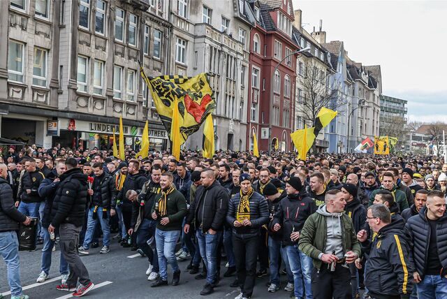 Die Lindemannstraße ist eine der Hauptwege für Fans zum Stadion – und deswegen auch eine beliebte Route für Fanmärsche wie hier 2022.