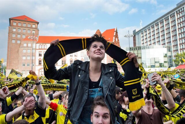 Vor neun Jahren auf dem Friedensplatz: Tausende beim Public Viewing des (verlorenen) Pokalfinales gegen den FC Bayern