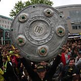 Meister! Ein Fan reckt vor zwölf Jahren auf dem Alten Markt eine Nachbildung der Meisterschale in die Höhe.