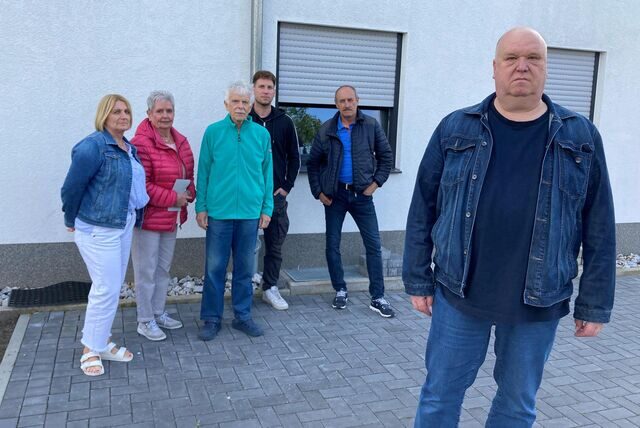 Eigentümer von fünf Wohnungen in der Carl-Duisberg-Straße (v. l.): Christiane Pähler, Marita Kolodziej, Herbert Seidel, Phil Noetzel, Martin Hake und Frank Pähler.
