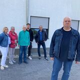 Eigentümer von fünf Wohnungen in der Carl-Duisberg-Straße (v. l.): Christiane Pähler, Marita Kolodziej, Herbert Seidel, Phil Noetzel, Martin Hake und Frank Pähler.