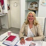 Birgit Breski sitzt am Schreibtisch im Reisebüro Lauer in Recklinghausen.