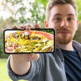 Autor Wilco Ruhland zeigt ein Bild seinen eingetopften Staadion-Rasens