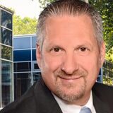 Hoger Krajewski vor der Gesamtschule Wulfen
