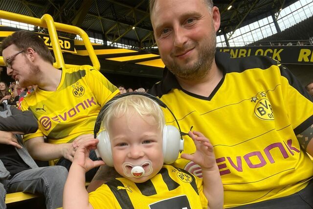 André Albrecht aus Henrichenburg mit dem jüngsten Fanclub-Mitglied Johannes Albrecht (2) im Signal-Iduna-Park.