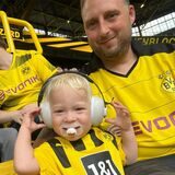 André Albrecht aus Henrichenburg mit dem jüngsten Fanclub-Mitglied Johannes Albrecht (2) im Signal-Iduna-Park.