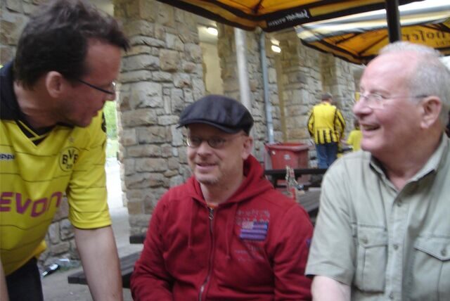 Nach dem Spiel in der Roten Erde: Schriftsteller Timur Vermes mit Johannes (r.) und Georg Thanscheidt (l.)