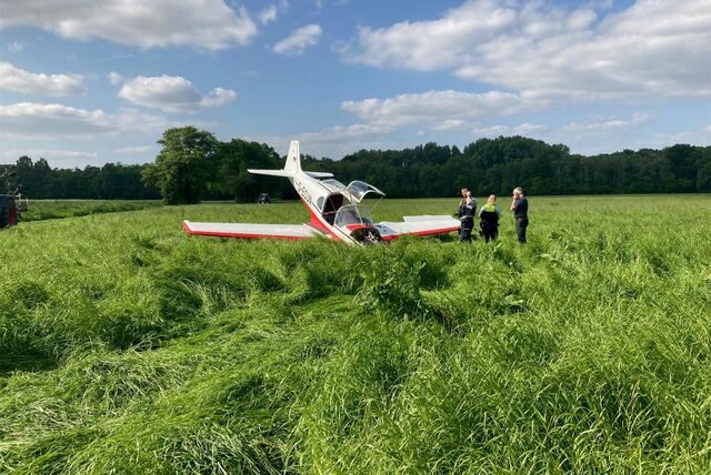 Flugzeug liegt nach Notlandung auf einem Feld an der Speckhorner Straße in Recklinghausen