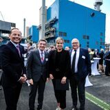 Evonik-Personalvorstand Thomas Wessel und Bürgermeister Werner Arndt begrüßen Ministerin Mona Neubaur und Josef Hovenjürgen, Staatssekretär für Kommunales, im Chemiepark Marl (v. l.).