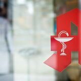 Das Apotheken-Symbol an der Eingangstür zeigt den Weg.