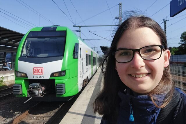 Volontärin Katharina Göke am Bottroper Hauptbahnhof mit der einfahrenden S9.