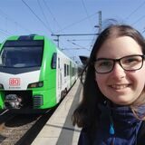 Volontärin Katharina Göke am Bottroper Hauptbahnhof mit der einfahrenden S9.
