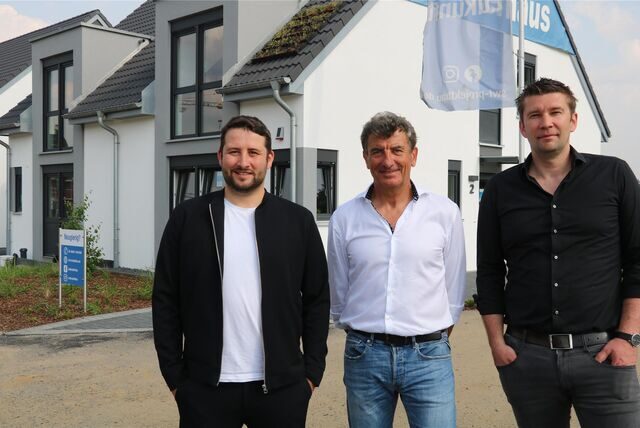 Prokurist Felix Spitzer, Geschäftsführer Georg Spitzer sowie Vertriebsleiter Matthias Sommer bei der SWF Projektbau freuen sich, endlich interessierten Käufern das Musterhaus vorstellen zu können.