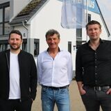 Prokurist Felix Spitzer, Geschäftsführer Georg Spitzer sowie Vertriebsleiter Matthias Sommer bei der SWF Projektbau freuen sich, endlich interessierten Käufern das Musterhaus vorstellen zu können.