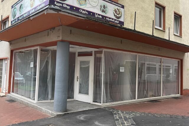 Ein leerstehendes Ladenlokal in Castrop-Rauxel, die Fenster sind mit Folie abgehangen.