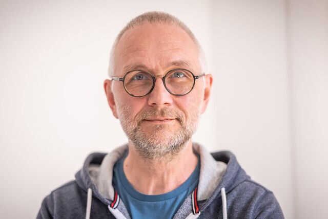 Benedikt Bock ist Paartherapeut aus Dortmund, der unter anderem eine Beratung speziell für Männer anbietet. In der Kolumne „Beziehungsweise“ berichtet er, mit welchen Beziehungsproblemen Männer zu ihm kommen und welche Lösungen er mit ihnen findet.