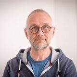 Benedikt Bock ist Paartherapeut aus Dortmund, der unter anderem eine Beratung speziell für Männer anbietet. In der Kolumne „Beziehungsweise“ berichtet er, mit welchen Beziehungsproblemen Männer zu ihm kommen und welche Lösungen er mit ihnen findet.