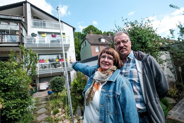 Rainer und Maria Killinger stehen im Garten vor ihrem Haus auf der Hillerheide in Recklinghausen.