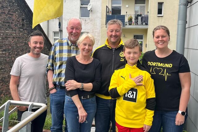 Familie Teutenberg wohnt nah am Borsigplatz: (v.l.) Jan, Hugo, Gabi, André, Joshua und Vanessa