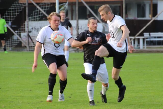 Der SV Frömern (helle Trikots) hat das Match bei der SpVg Bönen – hier mit Ismail Oturak – nach 1:0-Führung noch verloren.