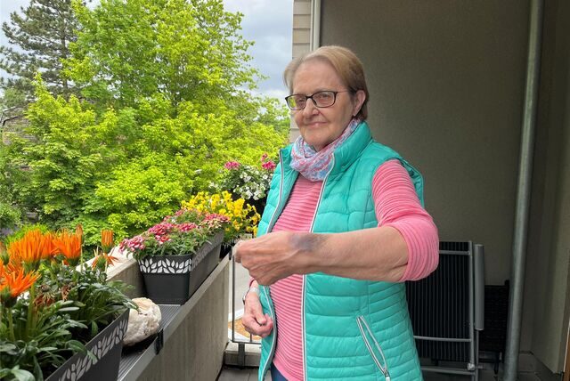 Ingrid Ott aus Recklinghausen hat einen großen Bluterguss an ihrem linken Handgelenk.