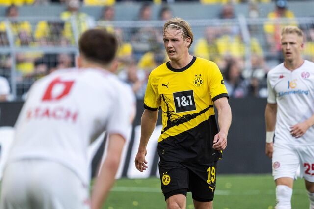 Julian Brandt schaut zur Seite.