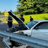 Ein 19-jähriger Dorstener ist am Samstagabend auf der A31-Ausfahrt in die Leitplanke gekracht.