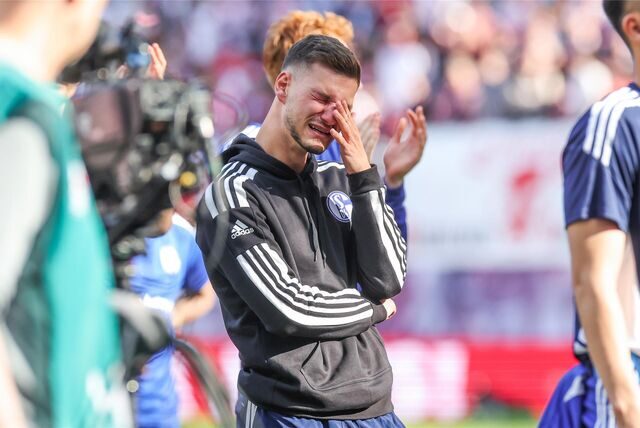 Tom Krauß, FC Schalke 04, weint in Leipzig nach dem Abstieg