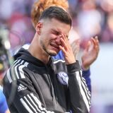 Tom Krauß, FC Schalke 04, weint in Leipzig nach dem Abstieg