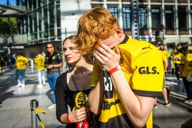Weinender BVB-Fan.