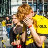 Weinender BVB-Fan.