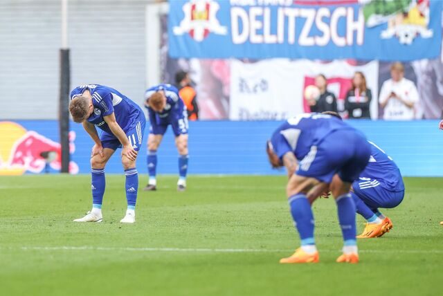 Entsetzte Schalker Spieler: Marius Bülter (l.) und Sepp van den Berg (2.v.l.) sind fassungslos.