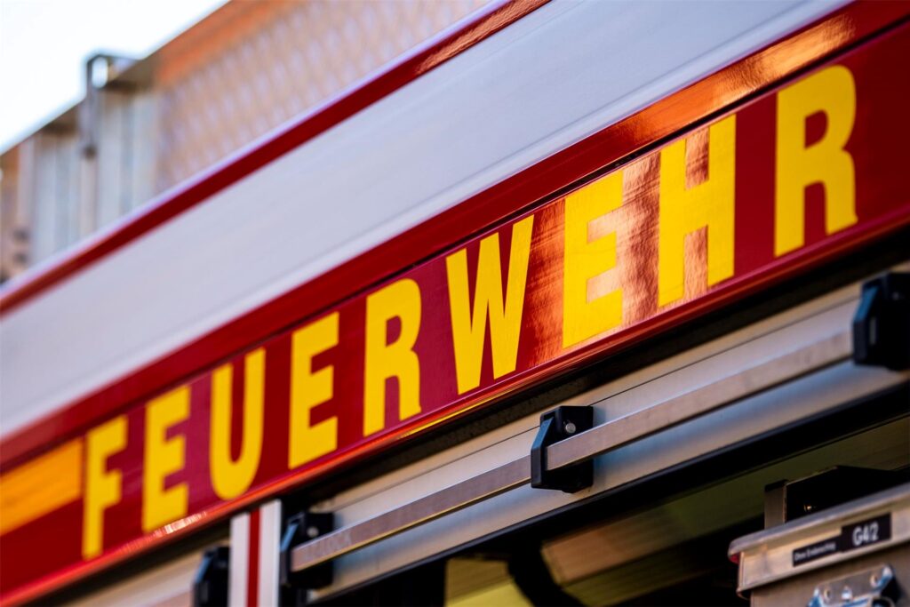 Das Symbolbild zeigt einen Feuerwehr-Schriftzug. Das Symbolbild zeigt einen Feuerwehr-Schriftzug.