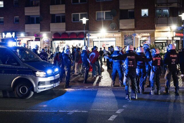 Anhänger des türkischen Präsidenten Recep Tayyip Erdogan feiern dessen Wiederwahl in Dortmund. Die Polizei musste eingreifen.