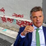 Die Montage zeigt das Ikonenmuseum in Recklinghausen mit Graffiti-Schmierereien und Bürgermeister Christoph Tesche.