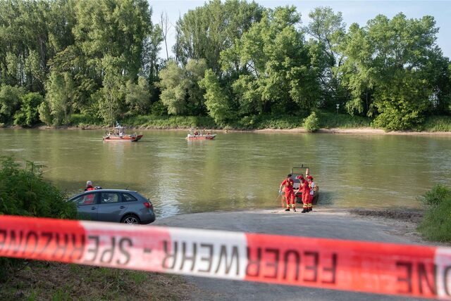 Wasserwacht, Feuerwehr und Rettungsdienste suchen nach zwei Vermissten. Ein sieben Jahre altes Kind und sein Vater sind am Montag in Bornheim beim Baden im Rhein untergegangen. Rettungskräfte fanden das Kind nach einer Stunde und den 36-Jährigen nach weiteren 40 Minuten im Wasser und reanimierten sie, wie ein Sprecher der Feuerwehr am Abend schilderte.