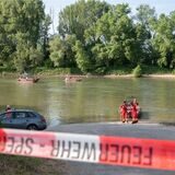 Wasserwacht, Feuerwehr und Rettungsdienste suchen nach zwei Vermissten. Ein sieben Jahre altes Kind und sein Vater sind am Montag in Bornheim beim Baden im Rhein untergegangen. Rettungskräfte fanden das Kind nach einer Stunde und den 36-Jährigen nach weiteren 40 Minuten im Wasser und reanimierten sie, wie ein Sprecher der Feuerwehr am Abend schilderte.