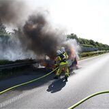 Die Rauchsäule über der A2 war schon bei der Anfahrt zu sehen, berichtet die Feuerwehr. Warum das Auto ausbrannte, ist unklar.