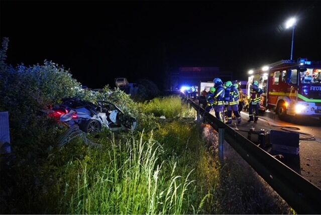 Ein Porsche 911 schleuderte in der Nacht zum 30. Mai von der A2 durch die Leitplanke in den Grünstreifen. Zwei Personen wurden schwer verletzt.