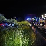 Ein Porsche 911 schleuderte in der Nacht zum 30. Mai von der A2 durch die Leitplanke in den Grünstreifen. Zwei Personen wurden schwer verletzt.