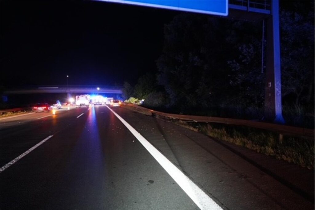 Die Bremsstreifen des Autos waren auf der Fahrbahn deutlich zu sehen. 