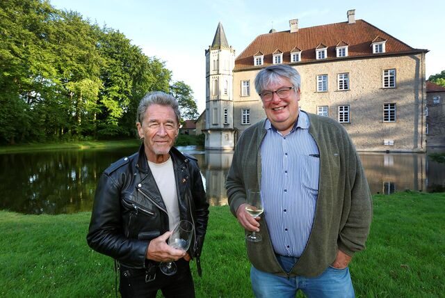 Rocksänger Peter Maffay hat sich am Haus Heeren in Kamen auf seine Sommertour vorbereitet – hier beim Spaziergang mit Schlossherr Christian von Plettenberg.