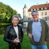 Rocksänger Peter Maffay hat sich am Haus Heeren in Kamen auf seine Sommertour vorbereitet – hier beim Spaziergang mit Schlossherr Christian von Plettenberg.