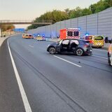 Ein schwarzer Golf steht nach einem schweren Unfall auf der A 43 in Recklinghausen. Im Hintergrund diverse Rettungswagen.
