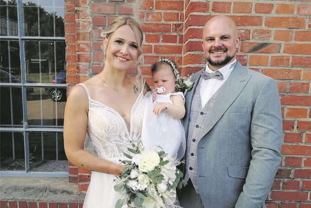 Das Hochzeitspaar Yvonne und Markus Hantke mit der kleinen Liz.