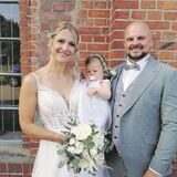 Das Hochzeitspaar Yvonne und Markus Hantke mit der kleinen Liz.