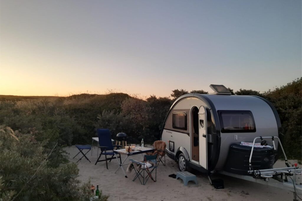 Ein Wohnwagen-Stellplatz auf der Insel Texel in den Niederlanden